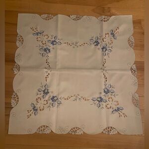 Square tablecloth and four napkins
